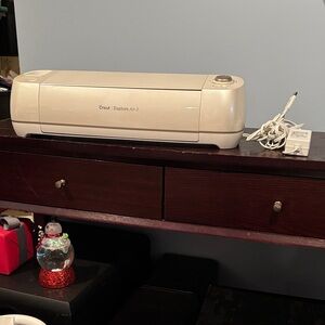 NWOT-Cricut Explore Air 2 in Cream with Power Cord